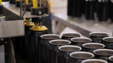 Bira fıçılarındaki boş bira kutuları meyve biralarıyla doludur. Kapat..