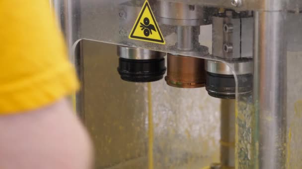 Le processus de capsulage des canettes en aluminium dans l'industrie de la bière. — Video