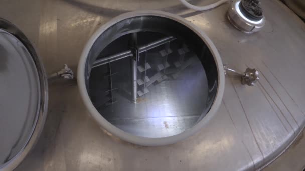 Het proces van het reinigen van de moutbrouwmachine met water in een bierproductie. — Stockvideo