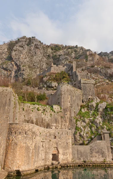 Gurdic bastion und stadtmauern in kotor, montenegro — Stockfoto