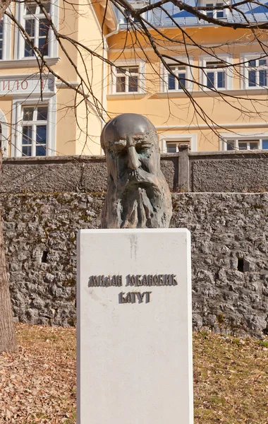 Памятник Милану Йовановичу Батуту в Цетине, Черногория — стоковое фото