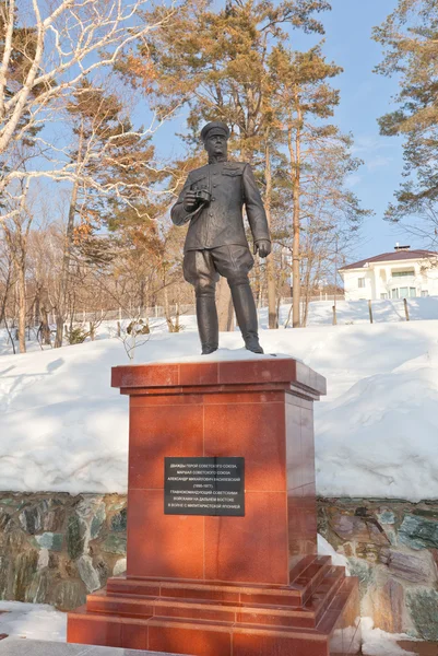 Estátua de Marsal Vasilevsky em Yuzhno-Sakhalinsk, Rússia — Fotografia de Stock