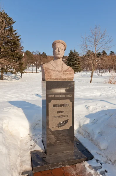 Busto de Petr Ilichev em Yuzhno-Sakhalinsk, Rússia — Fotografia de Stock