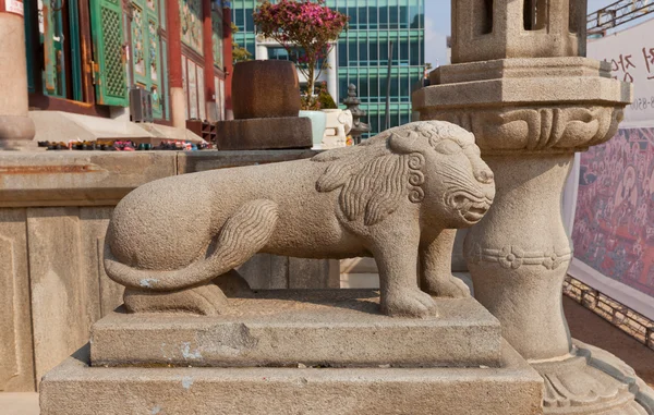 Estatua de la criatura parecida a un león Haechi en el templo de Jogyesa, Seúl, Ko — Foto de Stock