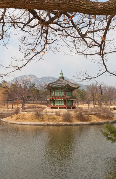 Hyangwonjeong paviljong av Gyeongbokgung Palace i Seoul, Korea — Stockfoto