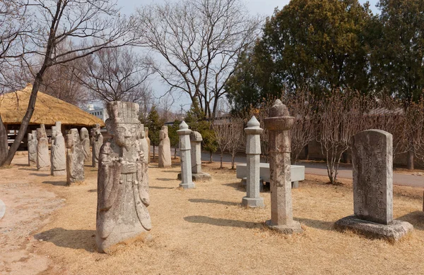 Estátuas em National Folk Museum em Seul, Coréia — Fotografia de Stock
