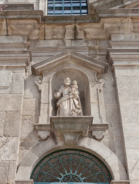 Statua di San Giuseppe della Chiesa di Carmelitas (XVII sec.) a Porto, Portogallo — Foto Stock