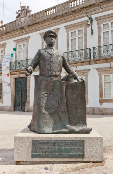 Статуя генерала Умберто Дельгадо в Порту, Португалия — стоковое фото
