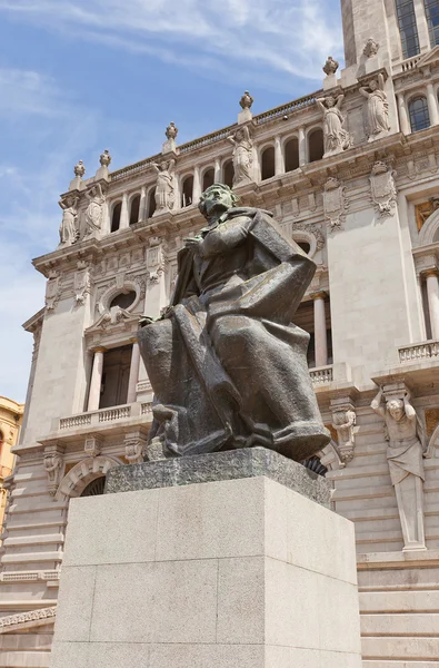 Monument to poet Almeida Garett in Porto, Portugal — Stock Photo, Image