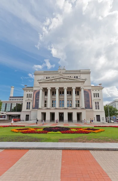 Ópera Nacional de Letonia en el centro histórico de Riga, Letonia —  Fotos de Stock