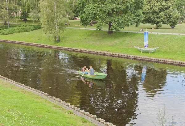 Paseos en barco por el canal de la ciudad en Riga, Letonia — Foto de Stock