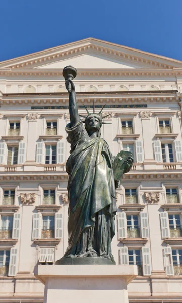 世界のレプリカ (2014 年) ニース、フランスの有名な自由の女神 — ストック写真