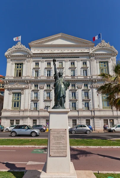 Dünya (2014) kopyasını Nice ünlü Özgürlük Anıtı — Stok fotoğraf