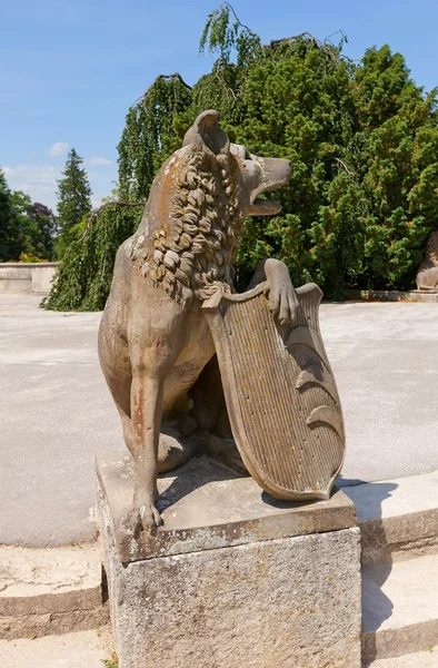 狼的在 lednice 为宫殿，捷克共和国的护盾。教科文组织坐 — 图库照片