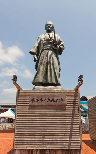 Monument voor Takechi Hanpeita in de buurt van station in Kochi, Japan — Stockfoto