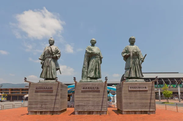 坂本龙马和他的支持者高知站附近的纪念碑 — 图库照片