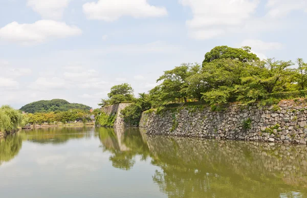 Gracht en stenen muren van Himeji kasteel, Japan. UNESCO-site — Stockfoto