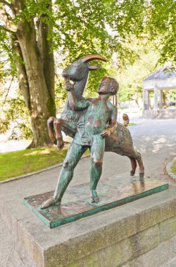çocuk ve keçi (1925) heykel. Stavanger, Norveç