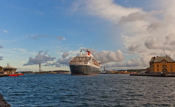 Přijíždějící queen mary 2 vložky do stavanger, Norsko — Stock fotografie