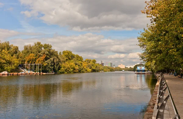 Москва, река Москва, недалеко от парка Фили, Россия — стоковое фото