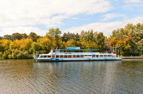 Nave Alina Bravo sul fiume Moskva a Mosca — Foto Stock