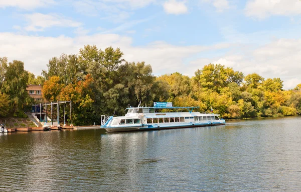 Nave Alina Bravo sul fiume Moskva a Mosca — Foto Stock