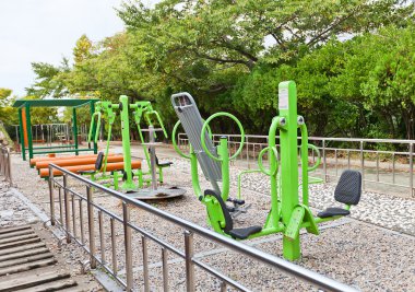 fitnessapparaten in beomil-dong park van busan, ko
