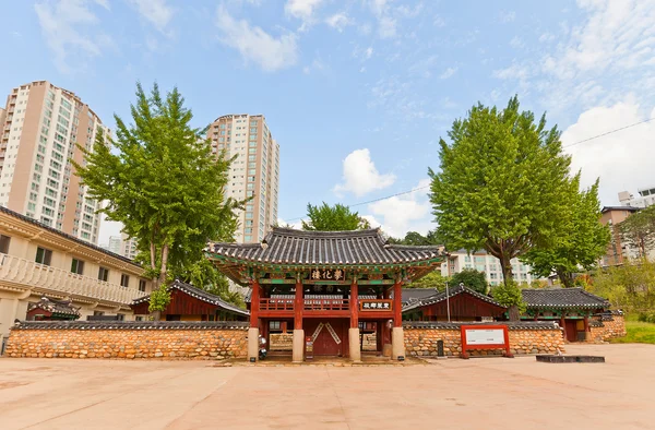 Santuário-escola confucionista Dongnae Hyanggyo em Busan, Coréia — Fotografia de Stock
