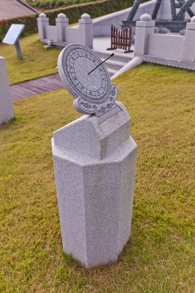 Екваторіальна sundial в науці саду в місті busan, Корея — стокове фото