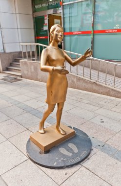 Bir kadın heykeli sarıl bana Busan, Kore