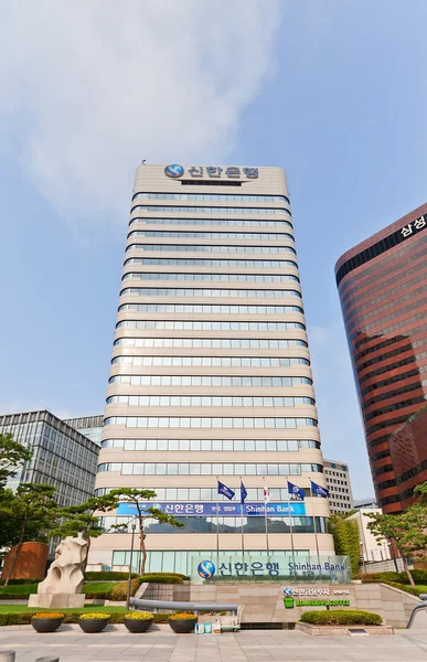 Wolkenkratzer (1988) der shinhan bank zentrale in seoul — Stockfoto