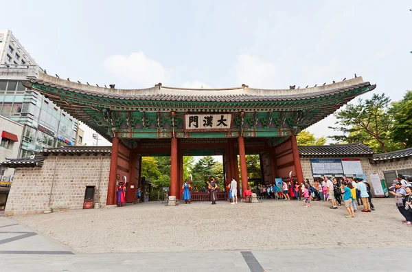 Porte de Taehanmun du Palais Deoksugung (XV s.) à Séoul, Corée — Photo