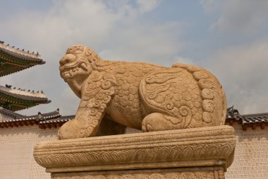 Aslan benzeri yaratık Gyeongbokgung Sarayı'Haechi heykeli. SEO