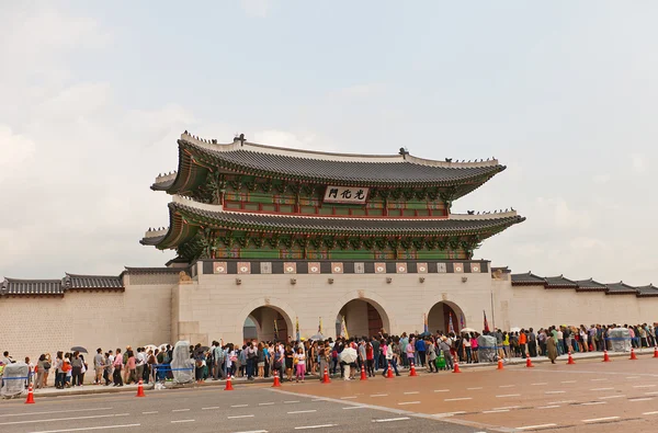 Gwanghwamun Gate (1395) Gyeongbokgung Palace i Seoul, Korea — Stockfoto