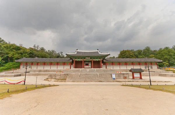 Sungjeongmun Gate van Gyeonghuigung paleis (1617) in Seoul, Korea — Stockfoto