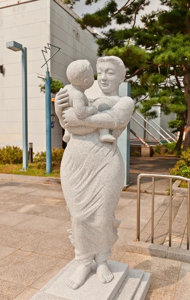 Frau mit Kinderskulptur in der Nähe von seoul Museum of Art — Stockfoto