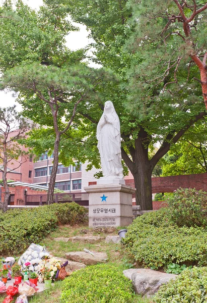 Seoul, Kore Myeongdong katedralde Meryem heykeli — Stok fotoğraf