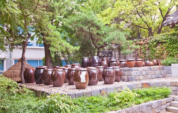 Korean jars Onggi in Namsangol Hanok Village of Seoul, Korea — Stock Photo, Image