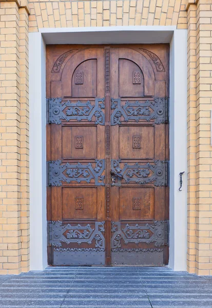 Dveře katedrály St Stanislaus Kostka (1912) v polské Lodži, — Stock fotografie