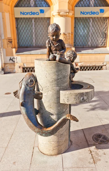 Skulptur Trinkbrunnen auf Piotrkowska Straße in lodz, pola — Stockfoto