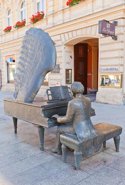 Пам'ятник польський піаніст Arthur Рубінштейн Лодзь, Польща — стокове фото