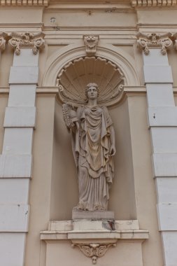 Athena'nın heykel ana kapıya Varşova Üniversitesi, Polonya