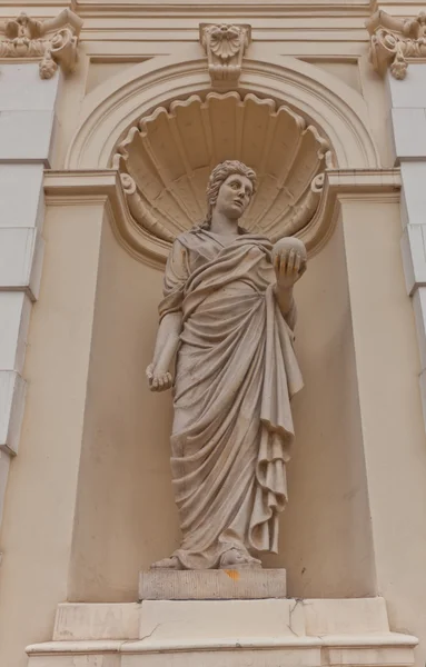 Sculptuur van Urania op de hoofdpoort van Universiteit van Warschau, Polen — Stockfoto