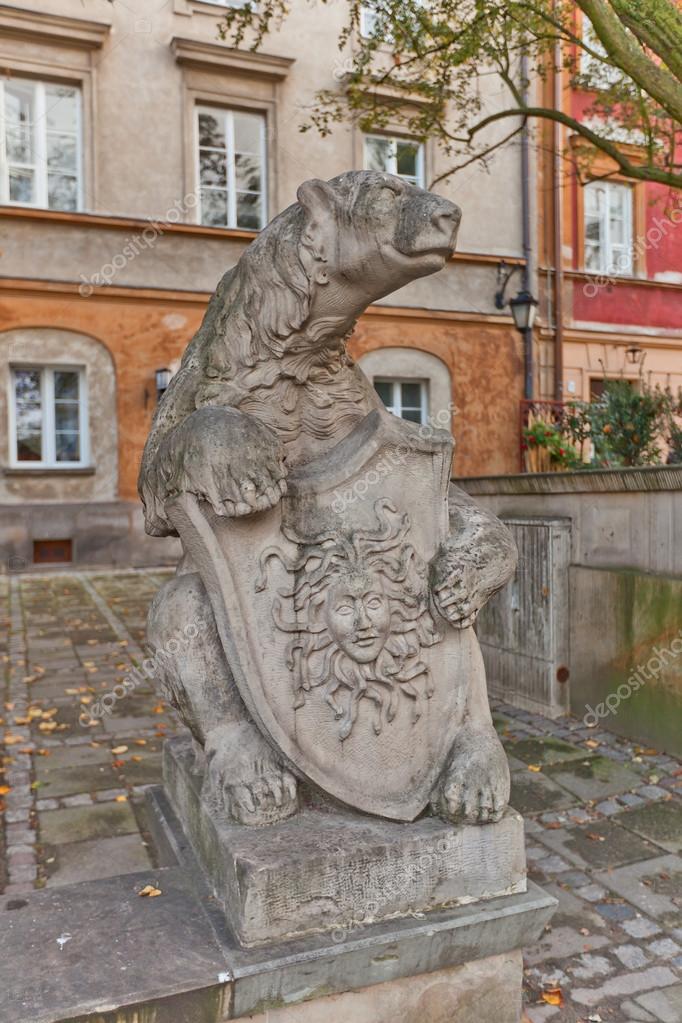 Sculpture of a bear with a shield. Warsaw, Poland — Stock Photo