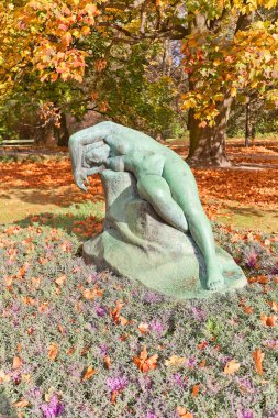 Havva (1920) heykel Ujazdow Park'ta Varşova, Polonya