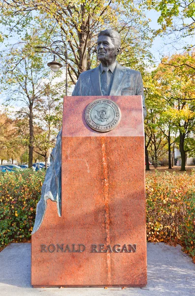 ワルシャワ, ポーランドのロナルド レーガン記念碑 — ストック写真