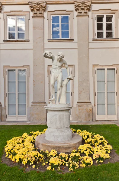 Manliga staty i Lazienki Palace (1795) i Warszawa, Poland — Stockfoto