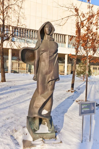 Skulptur einer trauernden Frau. Moskau, Russland — Stockfoto