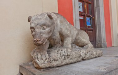 Heykel (XVIII c.) Cizvit Kilisesi ayı. Varşova, Polonya