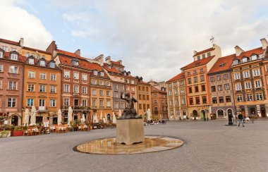 Denizkızı heykeli eski kasaba pazar yeri. Varşova, Polonya